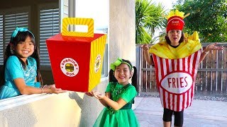 Emma \& Jannie Pretend Play w\/ Squishy Hamburger Fast Food Drive Thru