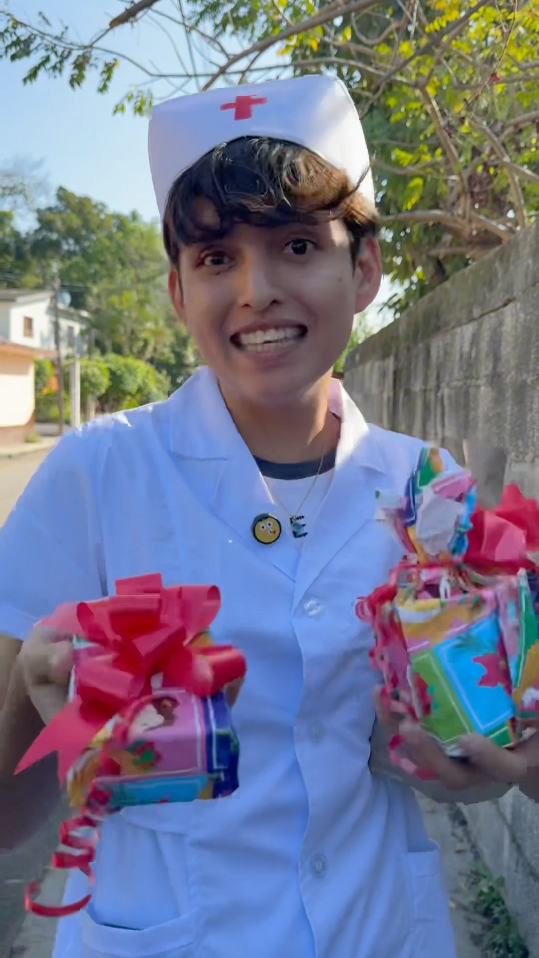 LA ENFERMERA NOS DIOS REGALOS DE NAVIDAD ?