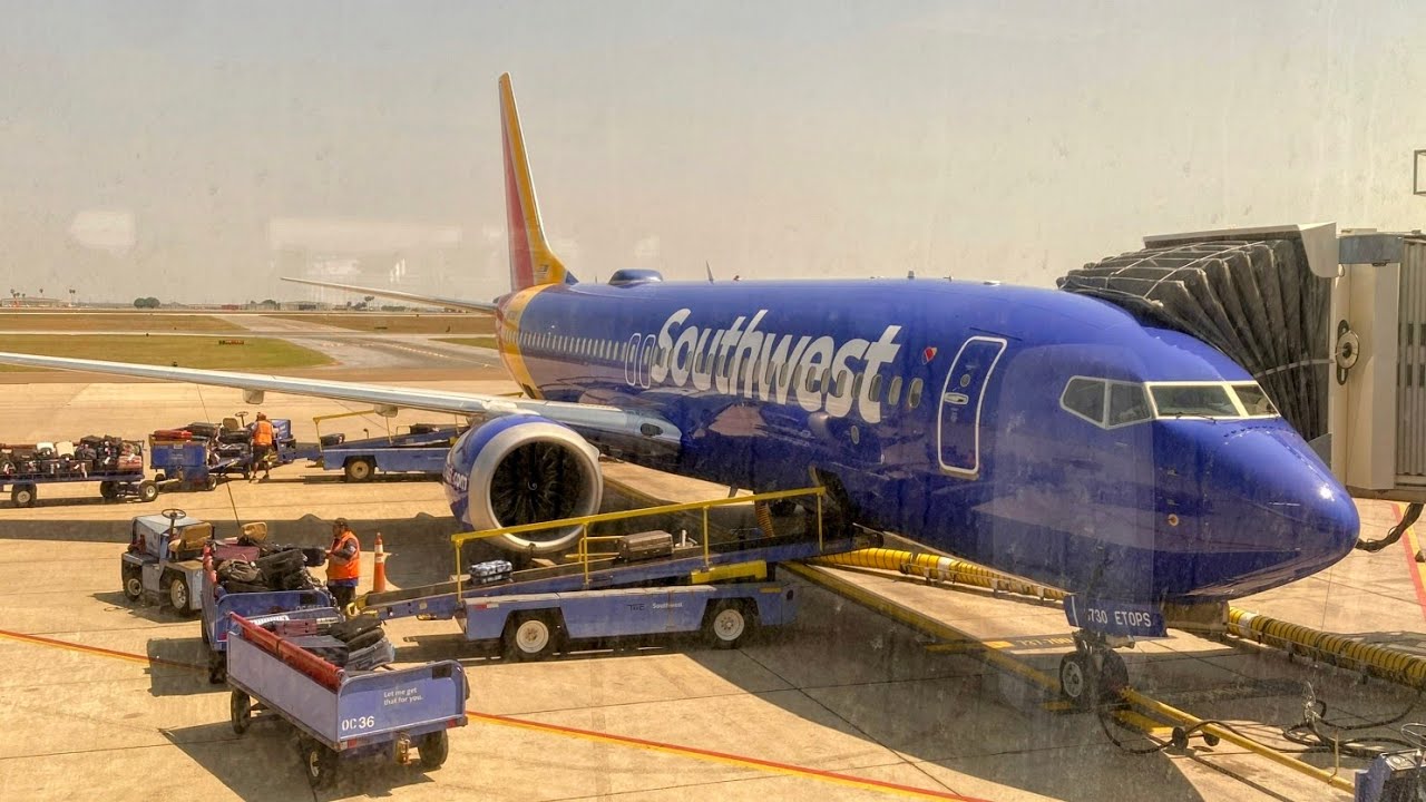 Beautiful Southwest Airlines Boeing 737 MAX 8 (N8730Q) Landing Austin