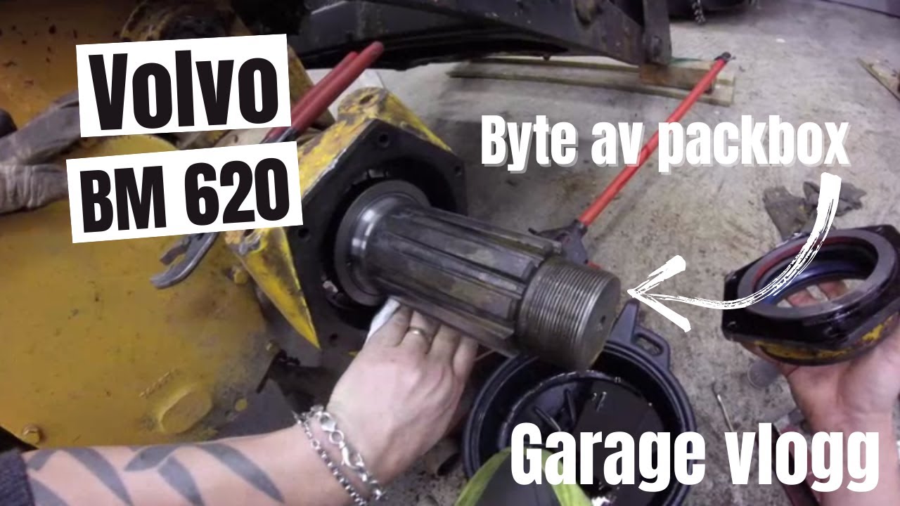 Fixar oljeläckage på Volvo BM 620