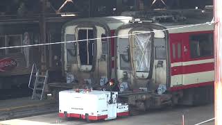 1000系S1編成が検査のため分割され、運用を終えた3000系M3編成が洗車を行っている、日常風景の長野電鉄須坂駅。