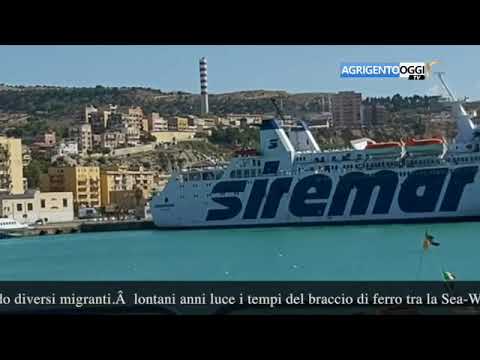 La Sea Watch in porto, sbarca migranti a Porto Empedocle