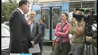 Зоозащитник принес к дверям мэрии трупы собак Зоозащитник принес к дверям мэрии трупы собак