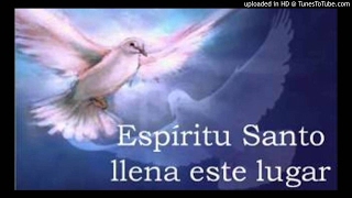 Video thumbnail of "Algo esta Cayendo Aqui La voz del Espiritu Santo"