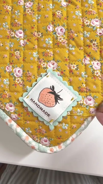 How to sew Woven Label | Quilted Weekend Bag