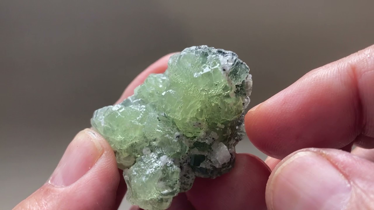 タンザニア産プレナイト原石（グリーンカラー）33.3g - パーフェクト