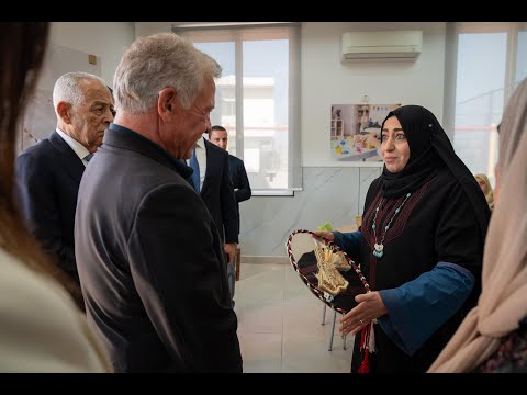 زيارة جلالة الملك لدير علا وتفقده لمشروع مساكن الملاحة واطلاعه على برامج تدريبية بمركز زها الثقافي