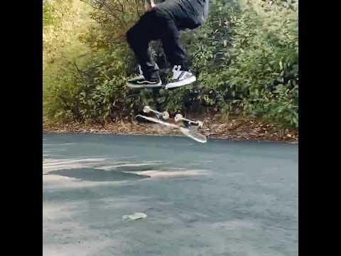 a KICKFLIP from today. i didn’t toe touch dude! #skate #sk8 #skater