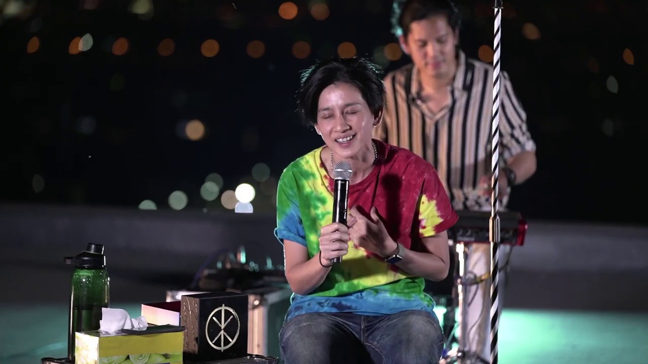 ฉันจะอยู่กับเธอ feat. อ้อม สุนิสา  : Live • เพราะ • รัก - Klear Acoustic live on the rooftop