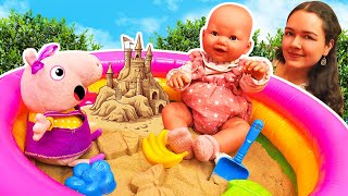 ¡La muñeca Baby Born y Peppa Pig jugando en la caja de arena! Video de juguete para niñas