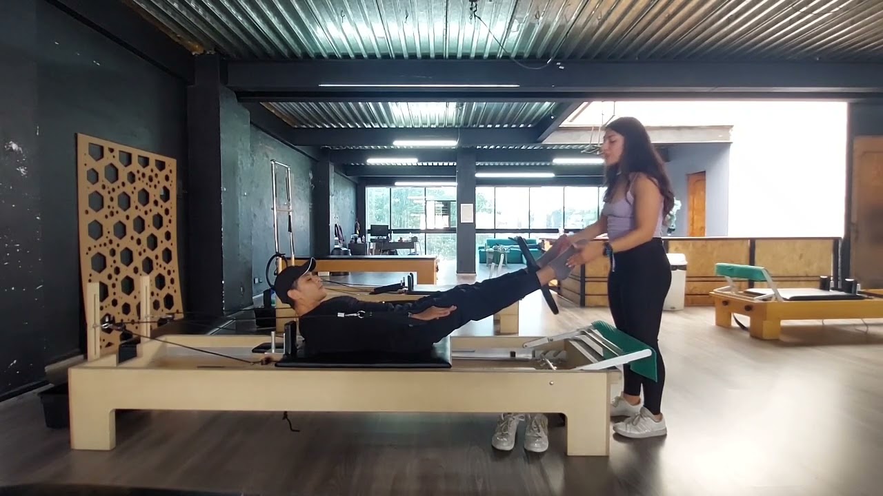 Clase de pilates utilizando aro mágico.