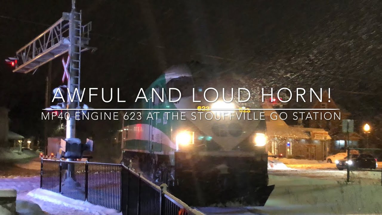 (Awful and Loud Horn) MP40 Go Train Engine 623 Leads a 10 Car Train at the Stouffville Go Station