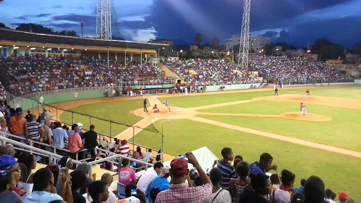 Beisbol en San Cristobal, quieren que vuelvan los Caimanes del Sur