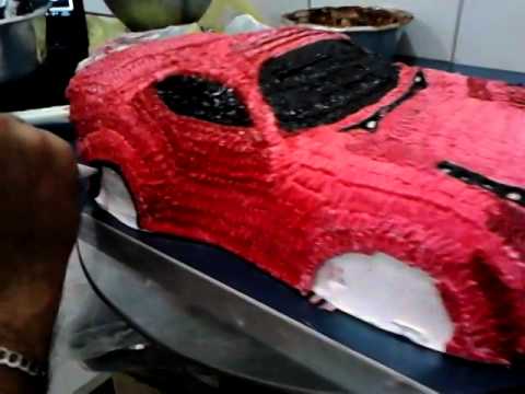 bolo com formato de carro