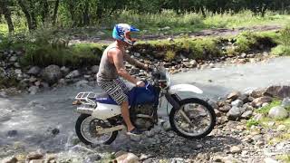 Suzuki Djebel 250 преодолевает горную реку в горах Архыза