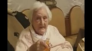 Anciana sorprende y brinda en nombre de Hitler