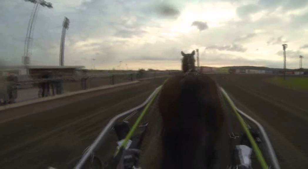 André Eklundh kör med hjälmkamera bakom Ocean Kronos på Åbytravet
