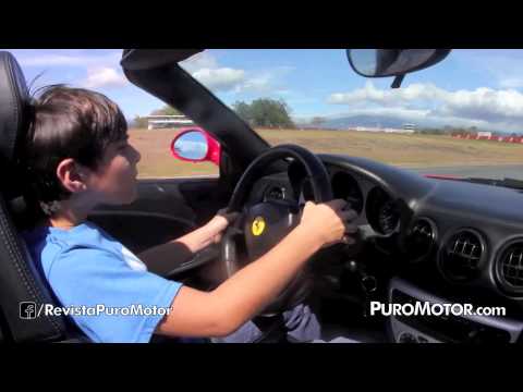 Niño manejando un Ferrari 360 Spyder - PuroMotor.com