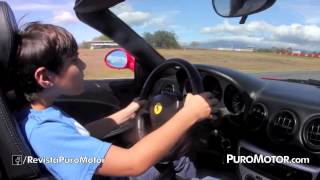 Niño manejando un Ferrari 360 Spyder - PuroMotor.com
