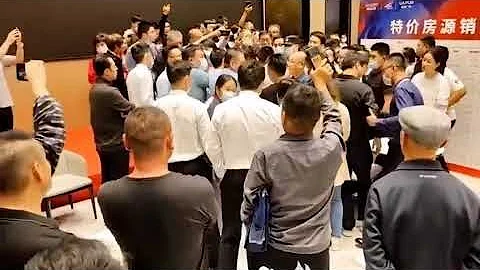 山东·泰安吾悦华府售楼处，业主经历房价跳水，一夜之间降了一半，买了的跳脚骂娘不干了！房价上涨没人抗议，房价暴跌韭菜出来拼命！自私自利的本性; 我终于明白房价为什么这么贵了: 原来是韭菜不允许下跌；呵呵 - 天天要闻