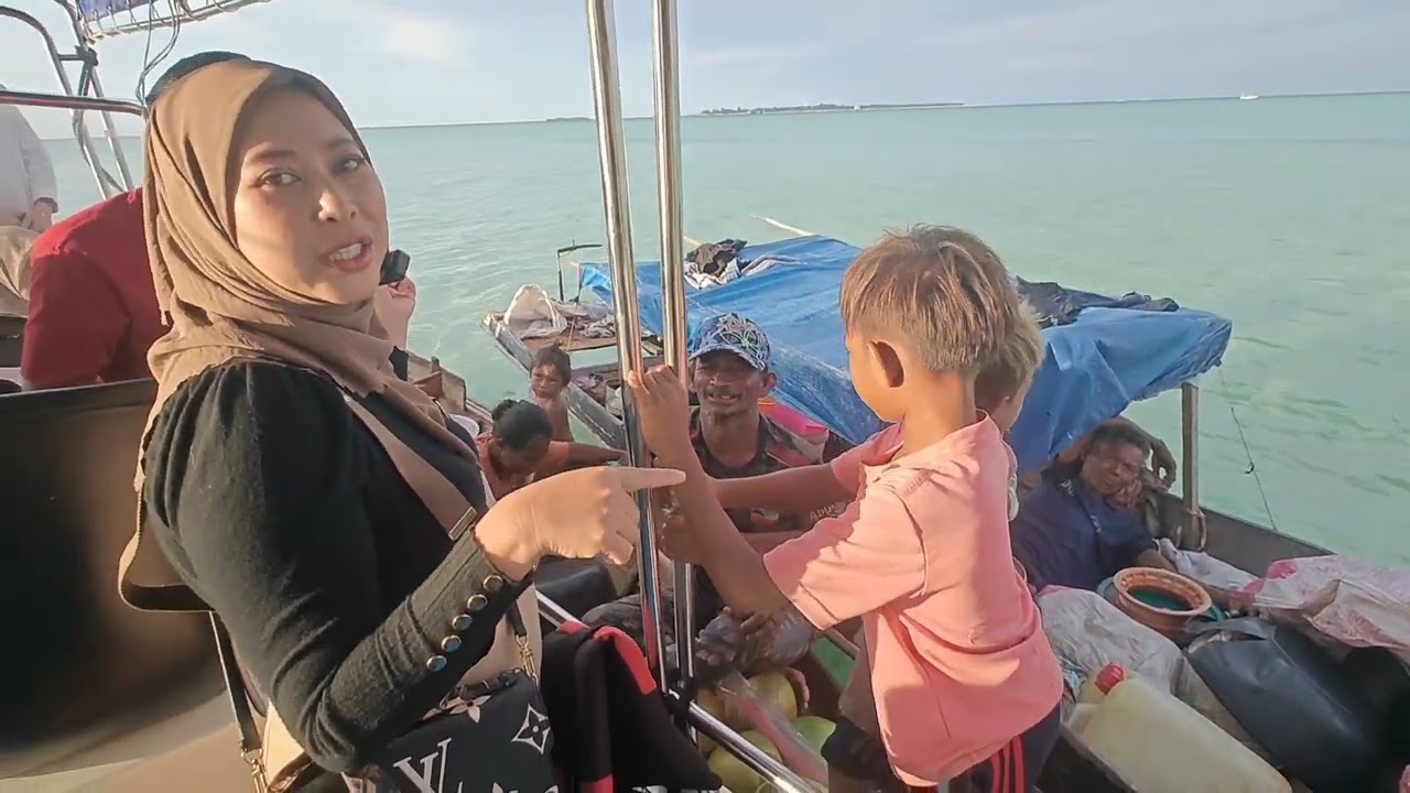 orang BAJAU | Bangsa yang tinggal hanya dalam perahu di tengah lautan