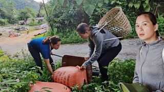 Download Lagu Vong met police officer Luyen's mother who was carrying spilled goods and helped her MP3 Download Lagu Vong met police officer Luyen's mother who was carrying spilled goods and helped her MP3
