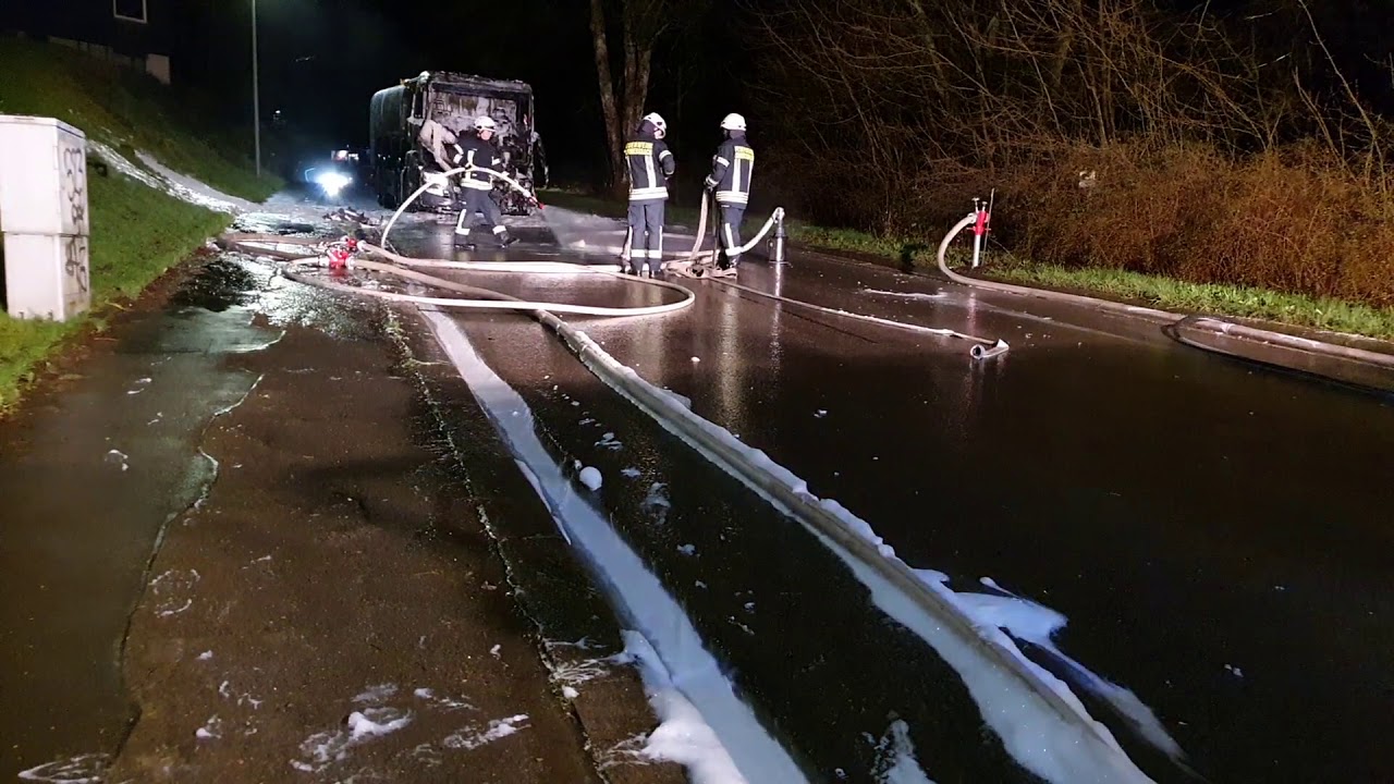 Heiße Milch: Milchtransporter in Flammen!