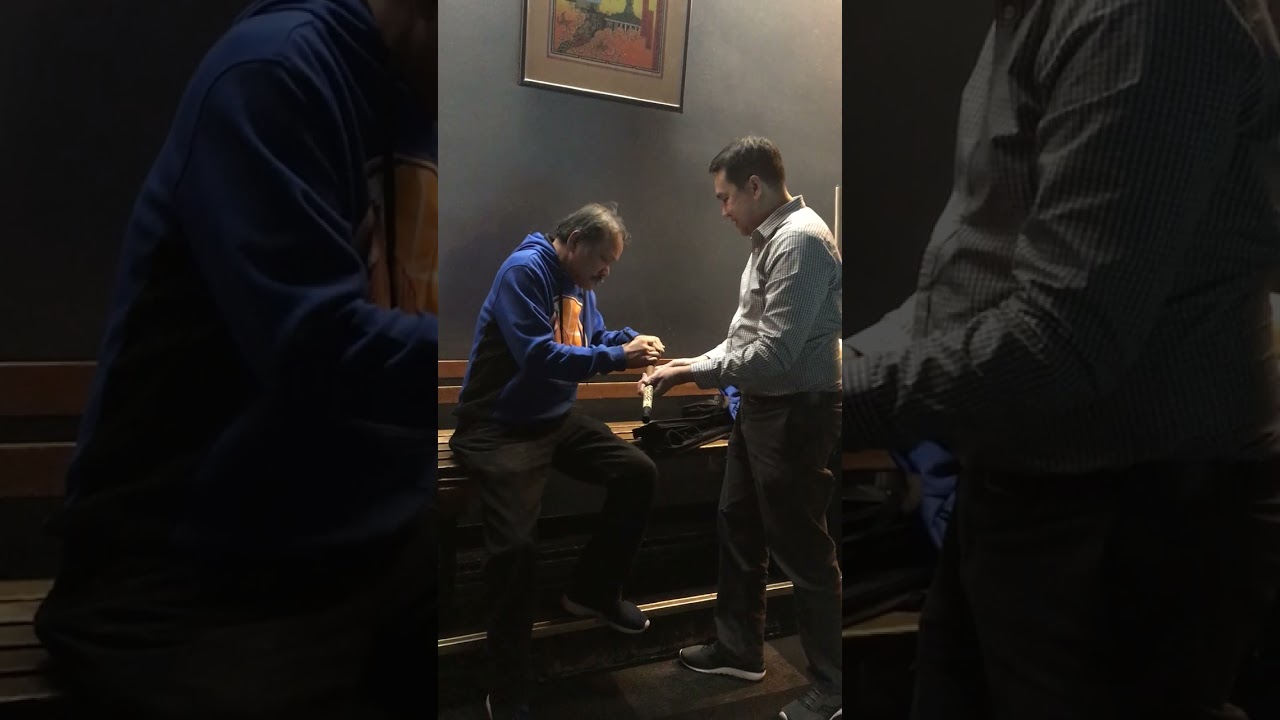 🎱 Efren Reyes Signing My Cue Stick #shorts #efrenreyesmasterchampion #thegoat