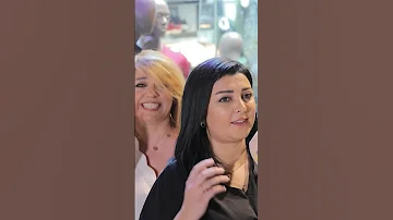صدمة الصبية لما شافت الفنانة ريم عبد العزيز بلزقها 