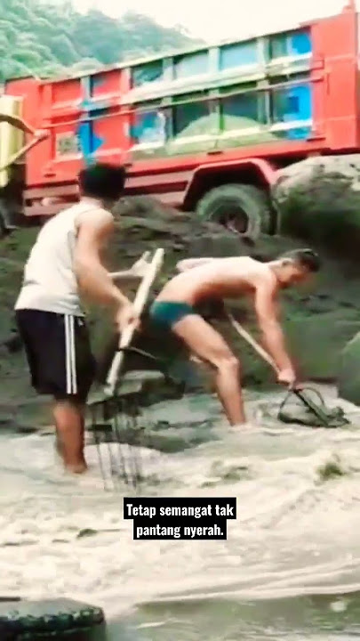 Semangat Kuli Pasir Mencari Uang