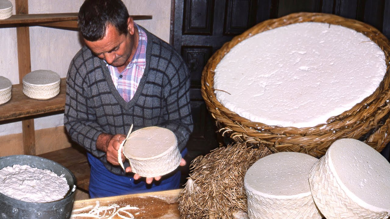 Сыроделы и настоящий ремесленный творог и овечий сыр в формах эспарто