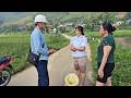 Yen Chi and her mother were collecting snails when they happened to meet Truong passing by