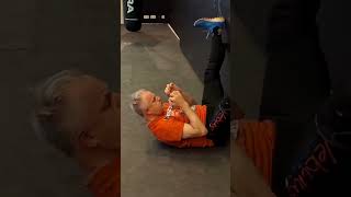 Krav Maga, Beindehnung in Verbindung mit Bauchmuskeltraining