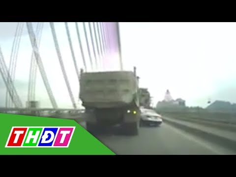 Video Hung thần xa lộ tông taxi quay 90 độ | An toàn giao... - youtube