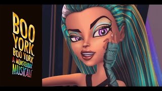 "Dünyada" adlı şarkının Müzik Videosu | Monster High chords