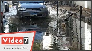 بالفيديو.. «باب النجار مخلع».. الأمطار تغرق شارع محافظة الجيزة بالهرم