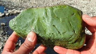 Encontre valiosas ROCAS DE JADE 💎 Este río esta cargado de piedras verdes