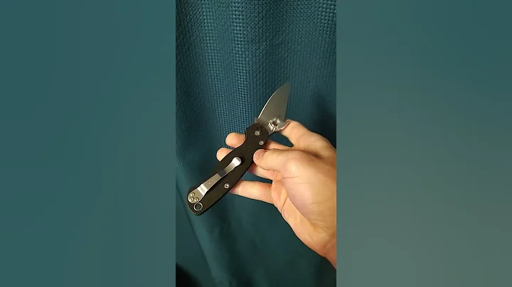 Closing a Spyderco compression lock with your off-hand