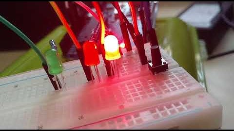 Semáforo a demanda en placa Arduino UNO