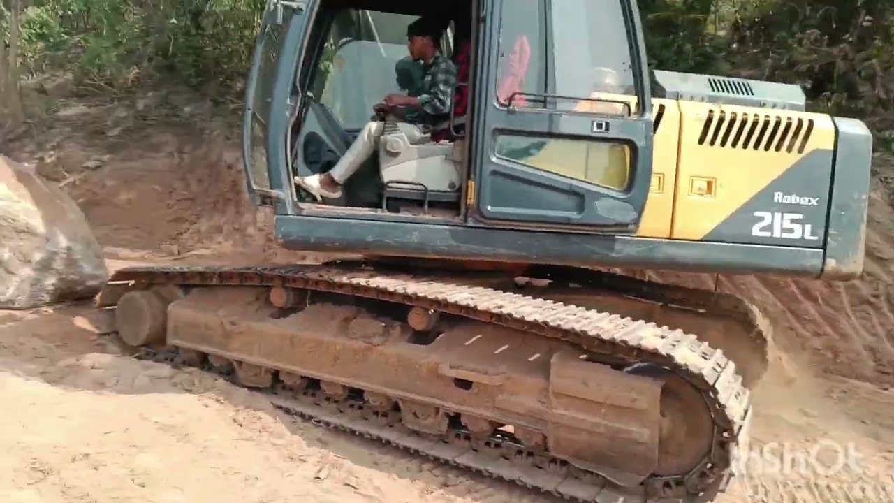 Omg 😱 bohut bada pathar do mechine se nehi ho hara hei 