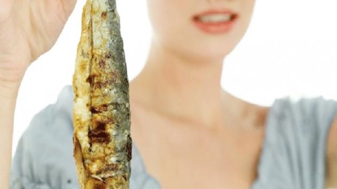 Запах рыбы у женщин причины лечение. Запах рыбы. Заболевание с запахом рыбы. Женщина ест рыбу. Болезни легкий запах рыбы.
