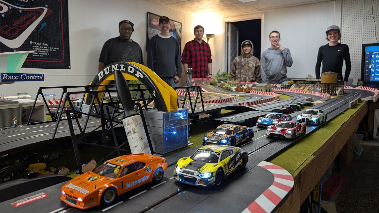 Гонка на цифровых гоночных автомобилях Carrera Digital GT в масштабе 