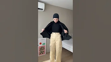 تنسيق القميص الأسود مع البنطلون البيج 