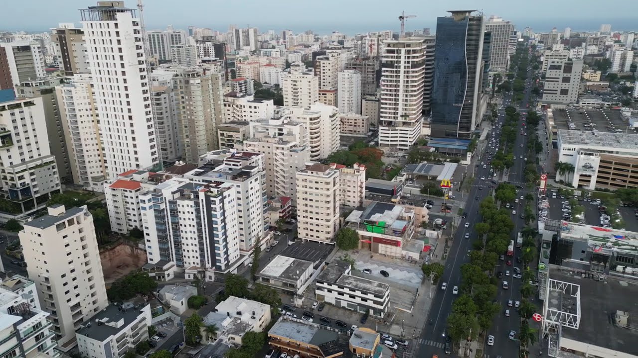 Santo Domingo no tiene a dónde crecer, que no sea hacia el Cielo.