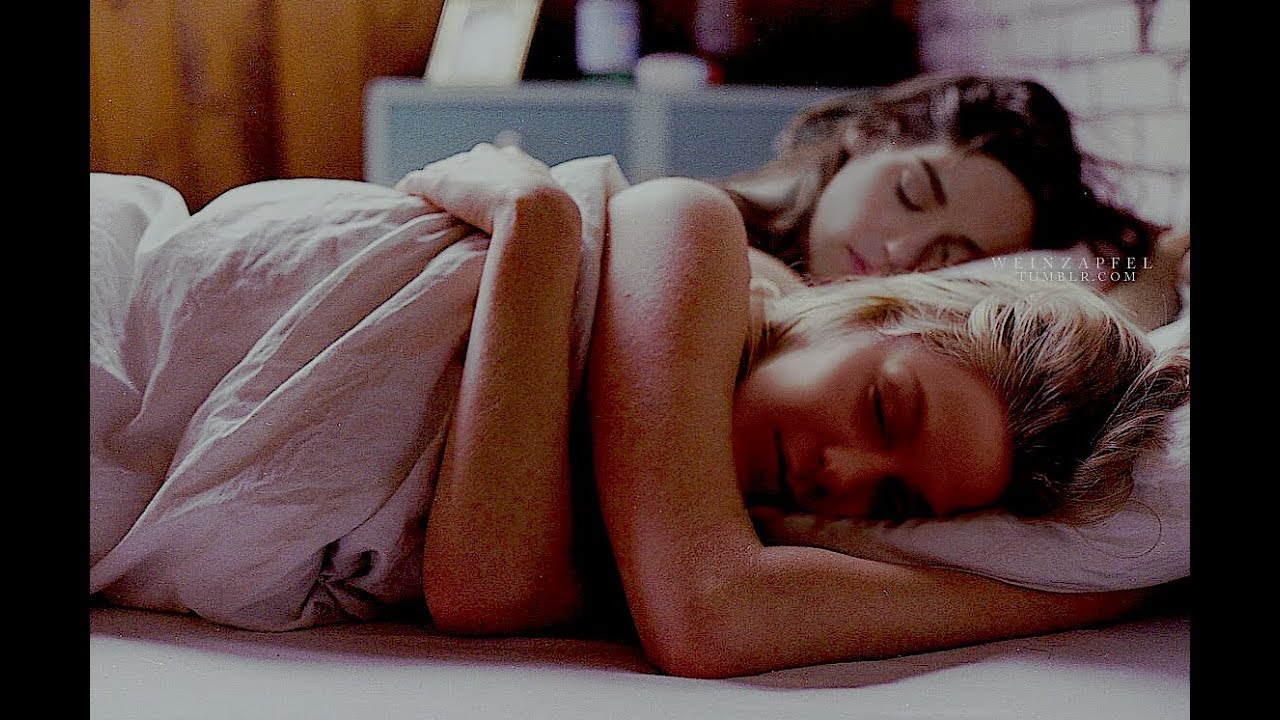 2 подруги спящие. Две девушки в кровати. Две девушки лежат на кровати. Любовь двух девушек в постели.