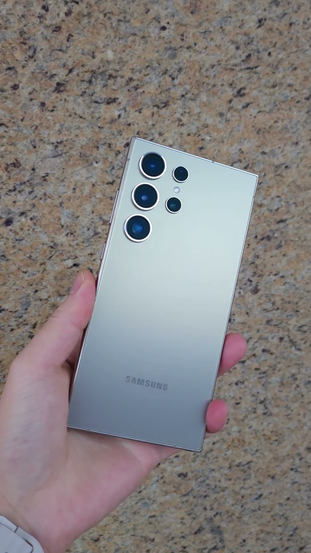 Samsung's big right angle is going to disappear. In half a month, the s25ultra will be released,