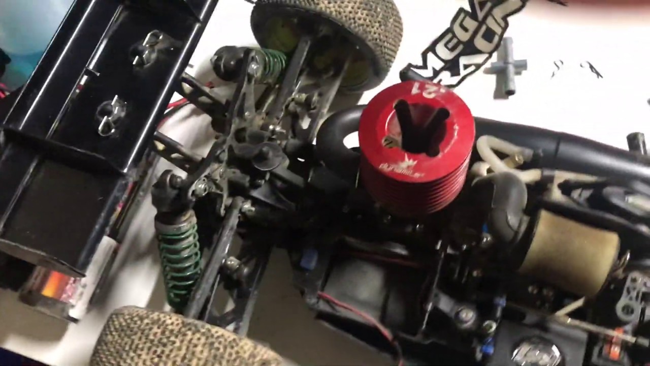 How To Take Out Receiver Battery Pack To Charge It - YouTube