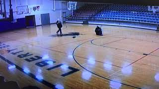 VIRAL: CÁMARA DE SEGURIDAD de un instituto FILMA el increíble TALENTO del CONSERJE. screenshot 4