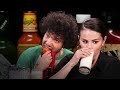سلنا گومز و بنی بلانکو در تست آتشین Hot Ones 