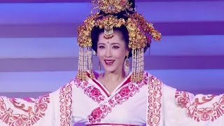 曾黎戏腔火了!《梨花颂》一开口太惊艳,不愧是专业的,场下郭德纲都听入迷了【春晚】